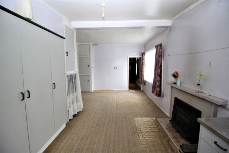 Photo of property in 24 Lovell Road, Woodville, 4998