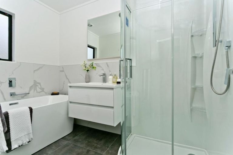 Photo of property in 2/17 Mirovale Place, Totara Vale, Auckland, 0629