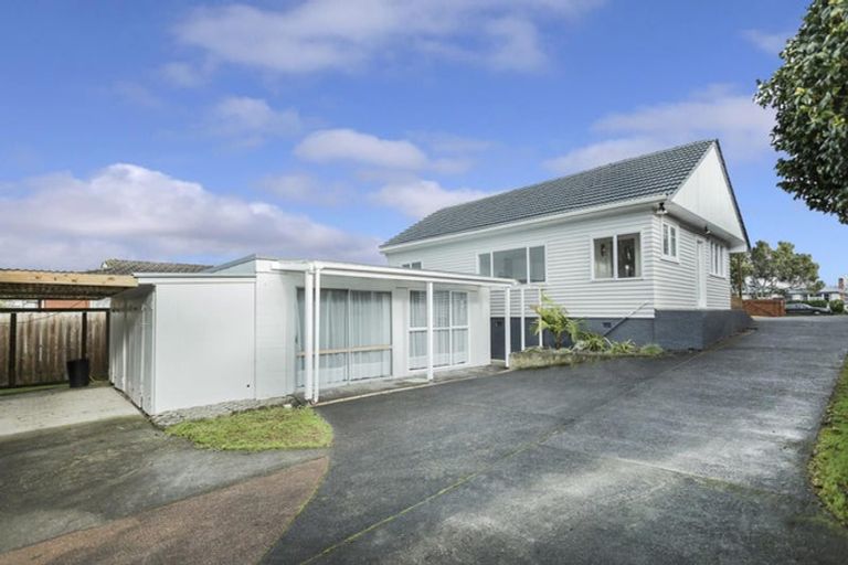 Photo of property in 53 Yeovil Road, Te Atatu Peninsula, Auckland, 0610