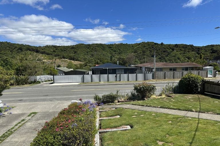 Photo of property in 128 Waikawa Road, Picton, 7220