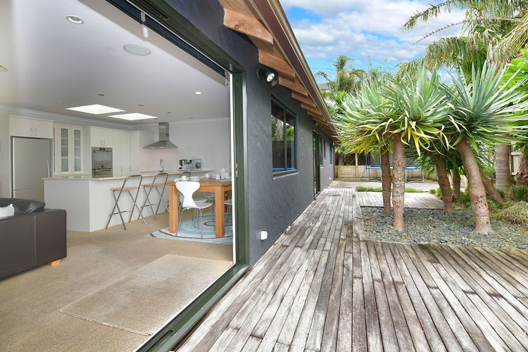 Photo of property in 15 Dorchester Place, Orewa, 0931