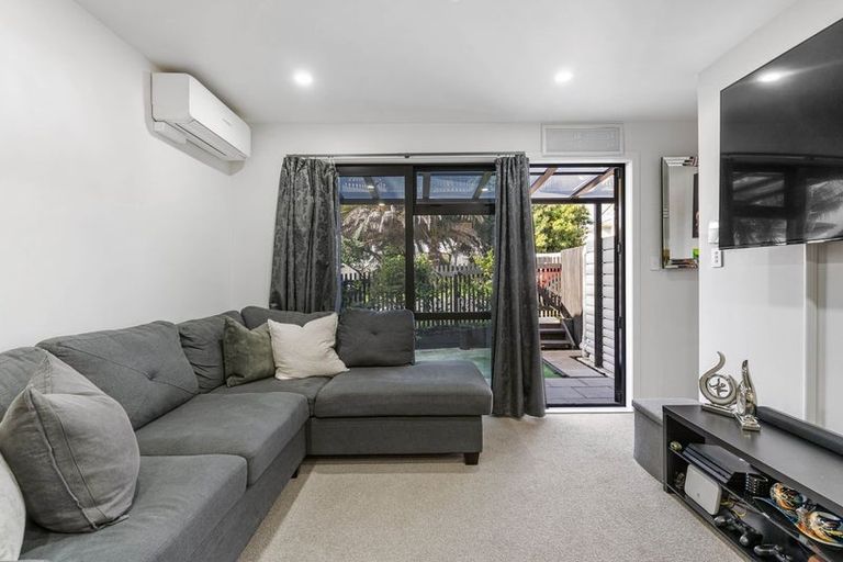 Photo of property in 2/4 Harry Ward Place, Henderson, Auckland, 0610