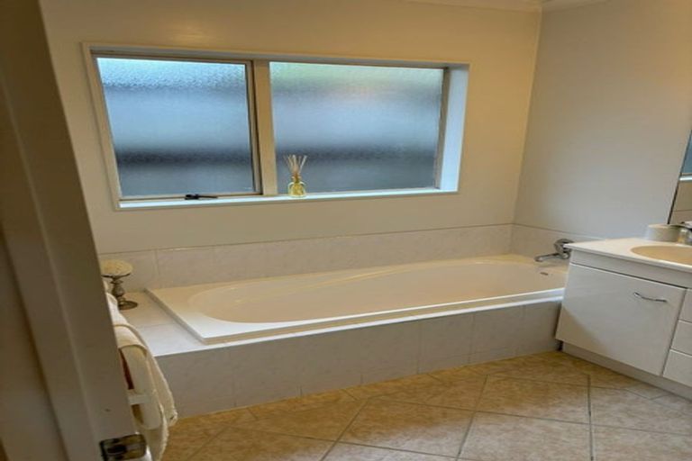 Photo of property in 21 Eaglemont Drive, East Tamaki Heights, Auckland, 2016