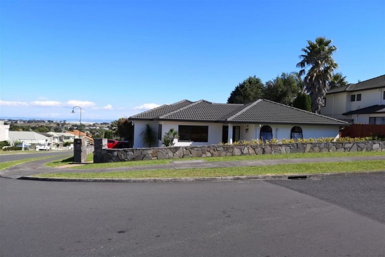Photo of property in 1 Pistachio Place, Goodwood Heights, Auckland, 2105