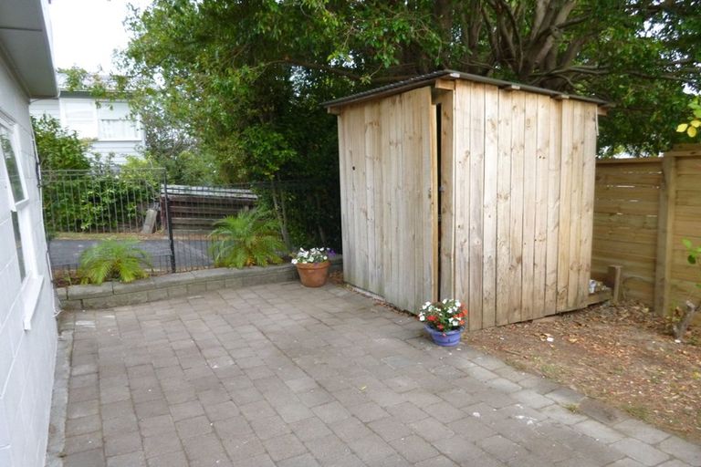 Photo of property in 22 Raymond Terrace, Northcote, Auckland, 0627