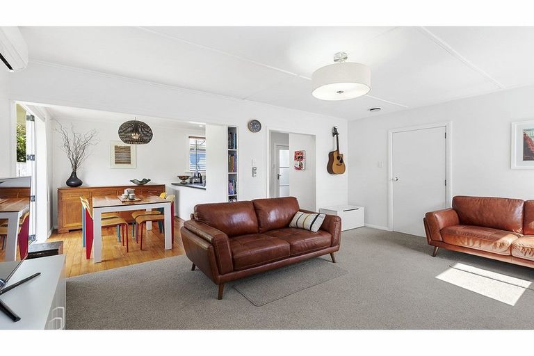 Photo of property in 69 Salford Street, Newlands, Wellington, 6037