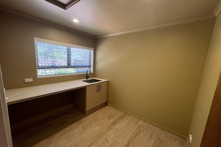 Photo of property in 15 Sequoia Grove, Merrilands, New Plymouth, 4312