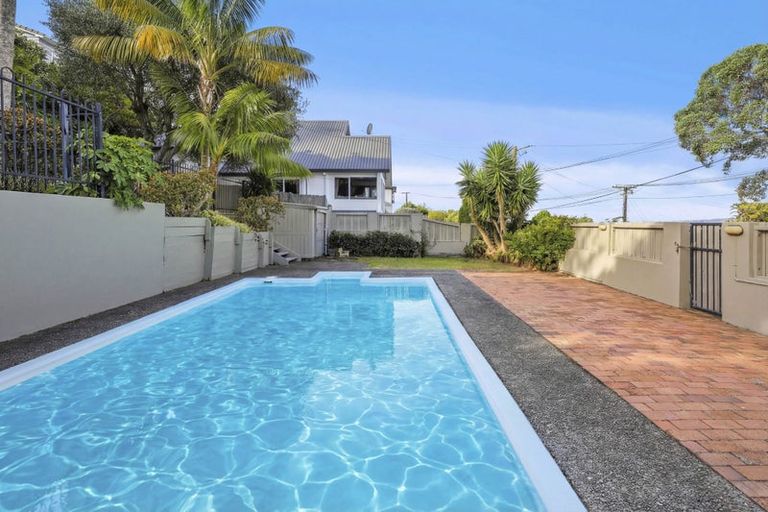 Photo of property in 1/5 Colmar Road, Mellons Bay, Auckland, 2014