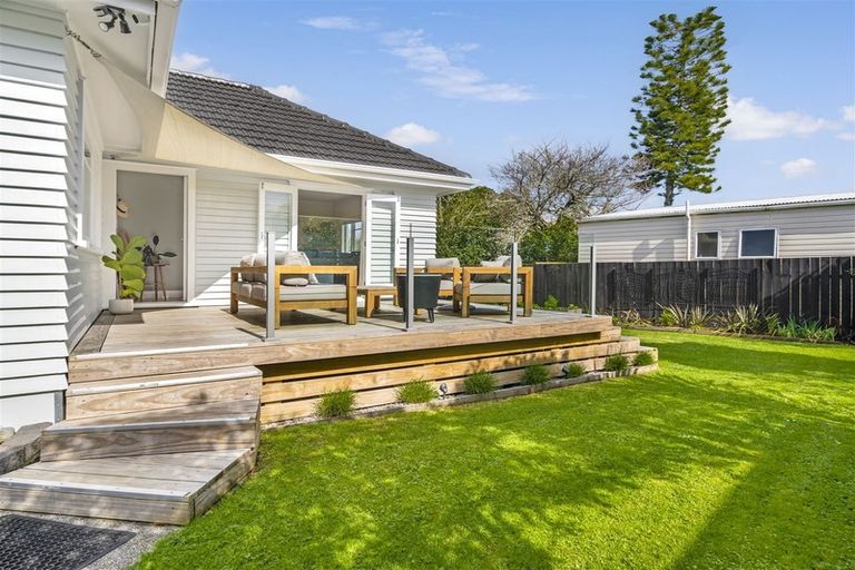 Photo of property in 17a Clinton Avenue, Te Atatu Peninsula, Auckland, 0610