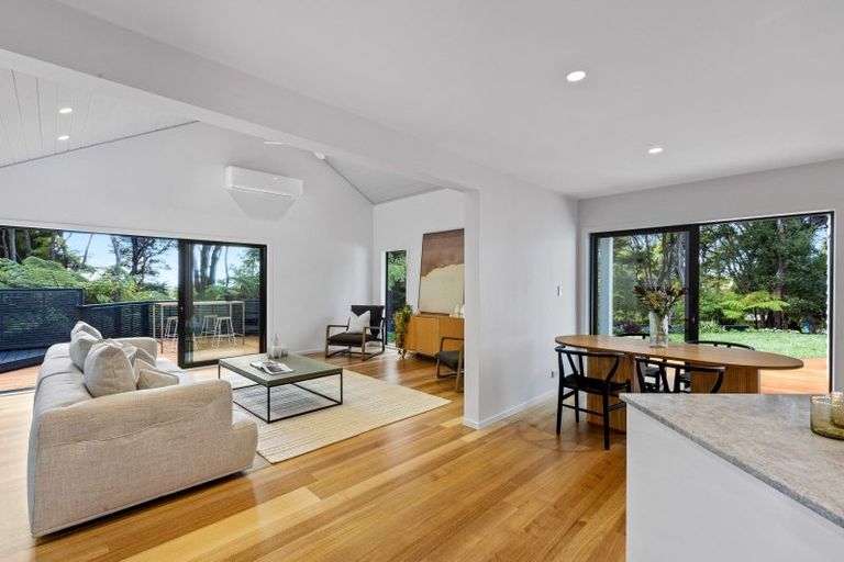 Photo of property in 25 Longfellow Parade, Glen Eden, Auckland, 0604