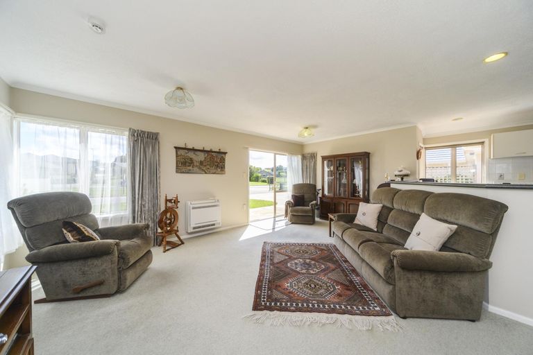 Photo of property in 3 Royal Fern, Kelvin Grove, Palmerston North, 4414