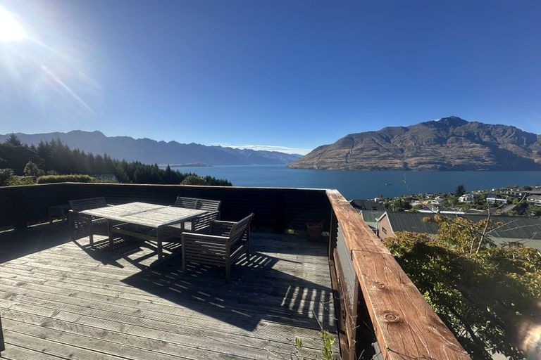 Photo of property in 92 Wynyard Crescent, Fernhill, Queenstown, 9300
