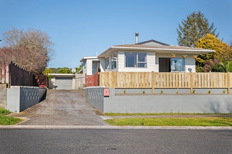 Photo of property in 3 Airedale Place, Waitara, 4320