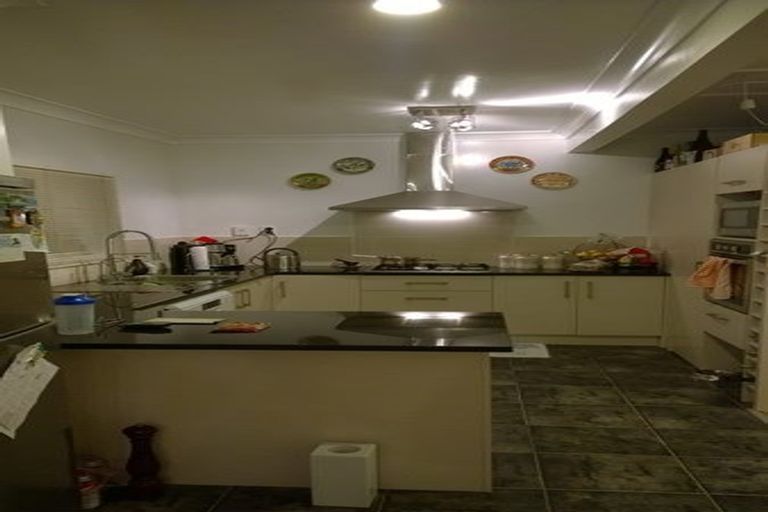 Photo of property in 28 Coles Crescent, Papakura, 2110