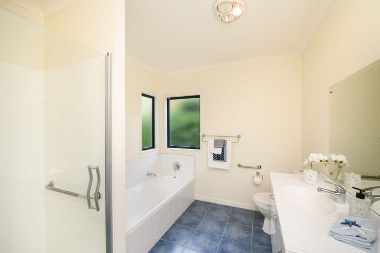 Photo of property in 16 Cloake Way, Palmerston North, 4414