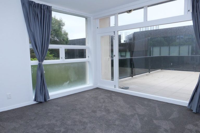 Photo of property in 70 Kelburn Parade, Kelburn, Wellington, 6012