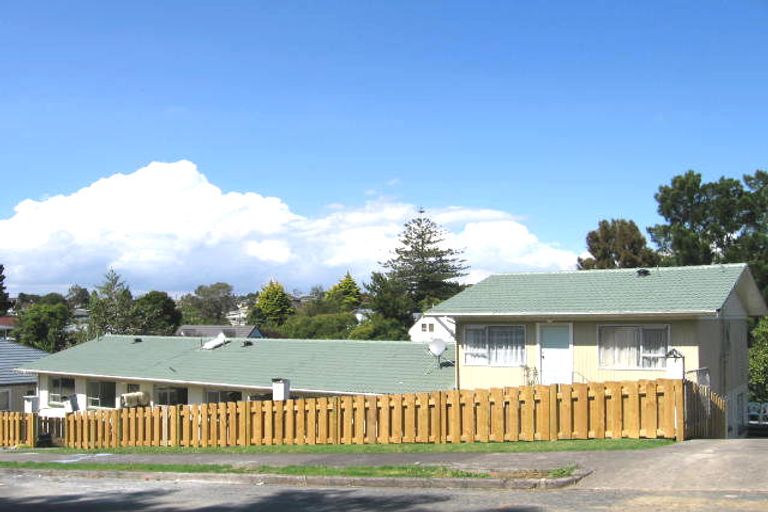 Photo of property in 2/5 Trojan Crescent, New Lynn, Auckland, 0600