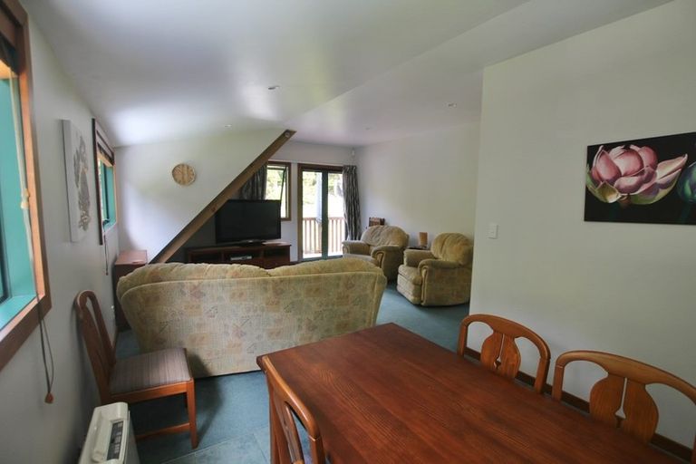 Photo of property in 2 Cascade Avenue, Waiatarua, Auckland, 0604