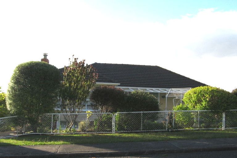 Photo of property in 76 Sylvan Crescent, Te Atatu South, Auckland, 0610