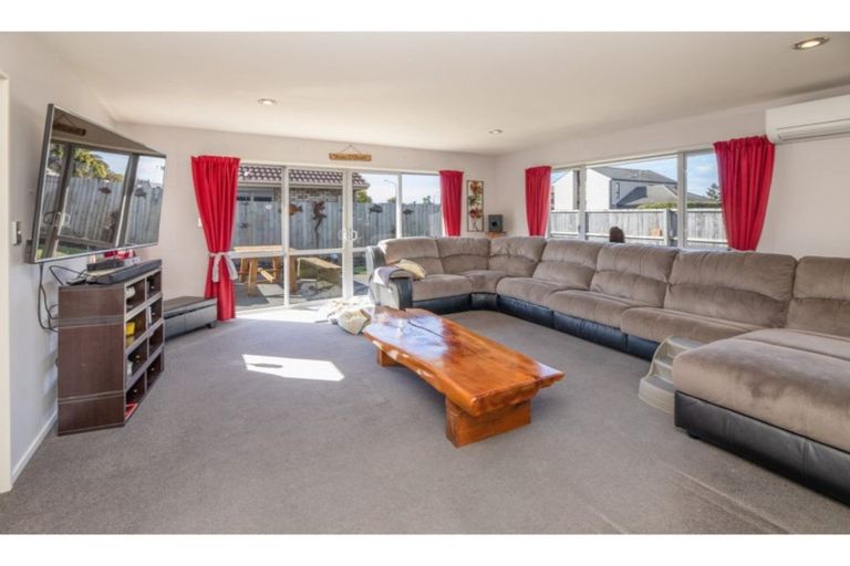 Photo of property in 2 Evergreen Place, Parklands, Christchurch, 8083