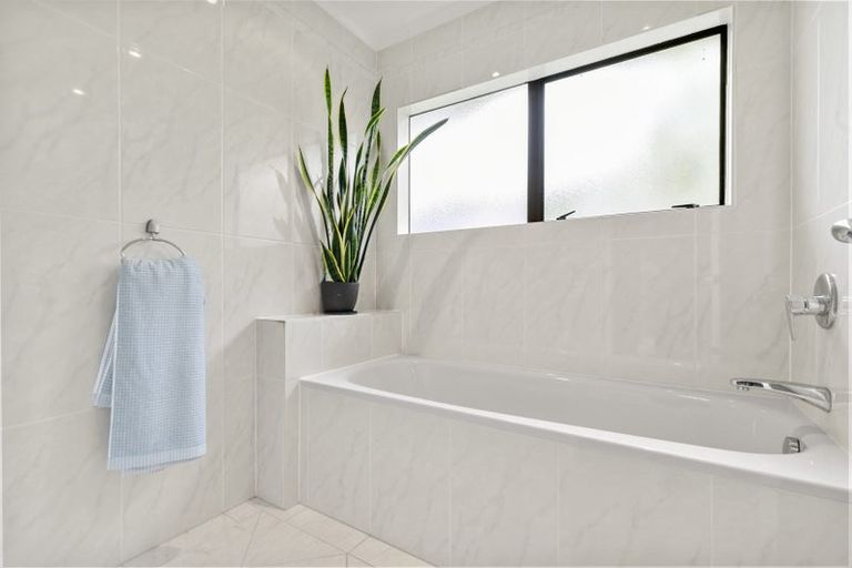 Photo of property in 163 Chelsea View Drive, Chatswood, Auckland, 0626