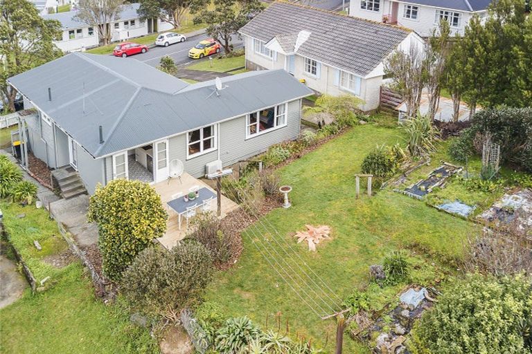 Photo of property in 16 Stewart Drive, Newlands, Wellington, 6037