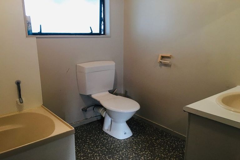 Photo of property in 2/24 Lambrown Drive, Totara Vale, Auckland, 0629