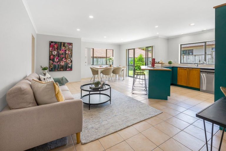 Photo of property in 8 Gilford Place, East Tamaki Heights, Auckland, 2016