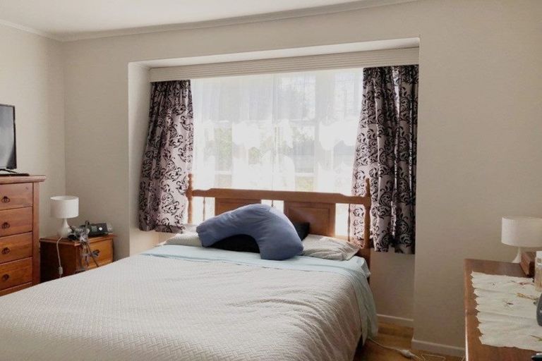 Photo of property in 18 Yeovil Road, Te Atatu Peninsula, Auckland, 0610