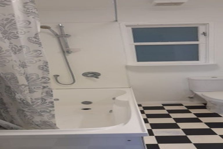 Photo of property in 21 Pembroke Road, Northland, Wellington, 6012