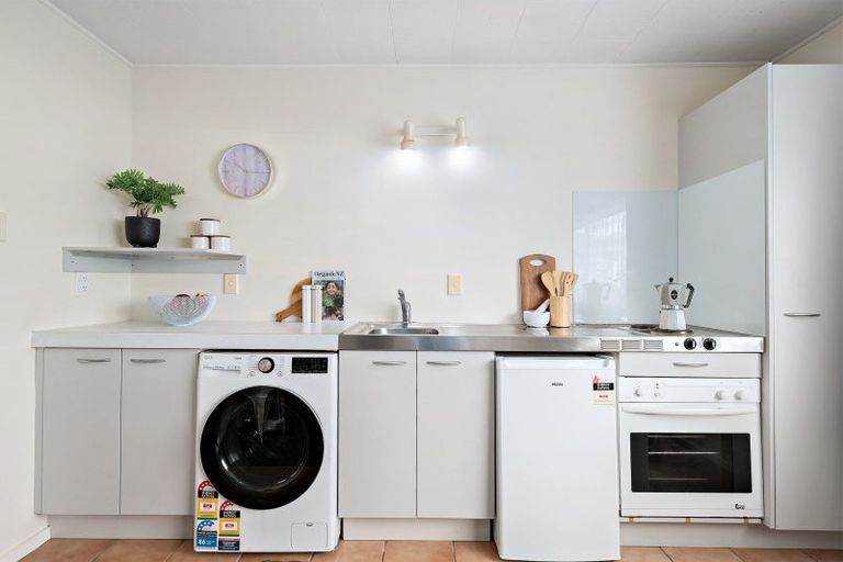 Photo of property in 2/52 Russell Terrace, Berhampore, Wellington, 6023