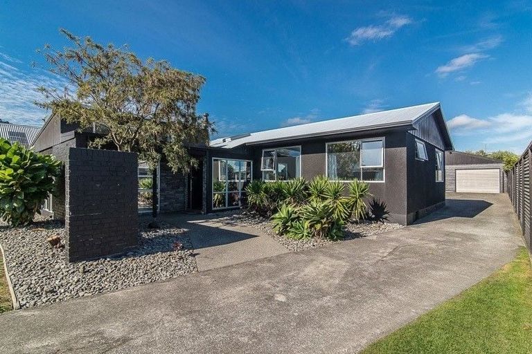 Photo of property in 32 Kapanui Road, Waikanae, 5036