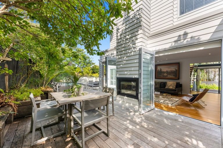 Photo of property in 15c Rodney Road, Northcote Point, Auckland, 0627