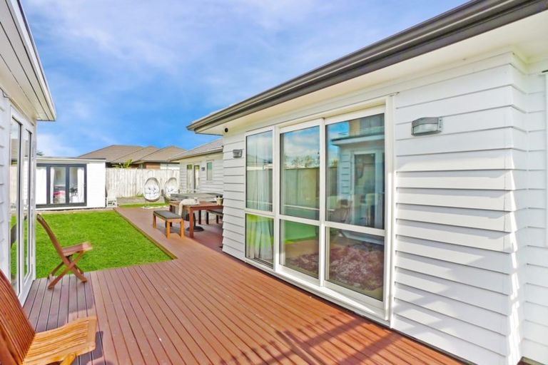 Photo of property in 4 Iwinuku Crescent, Wattle Downs, Auckland, 2103
