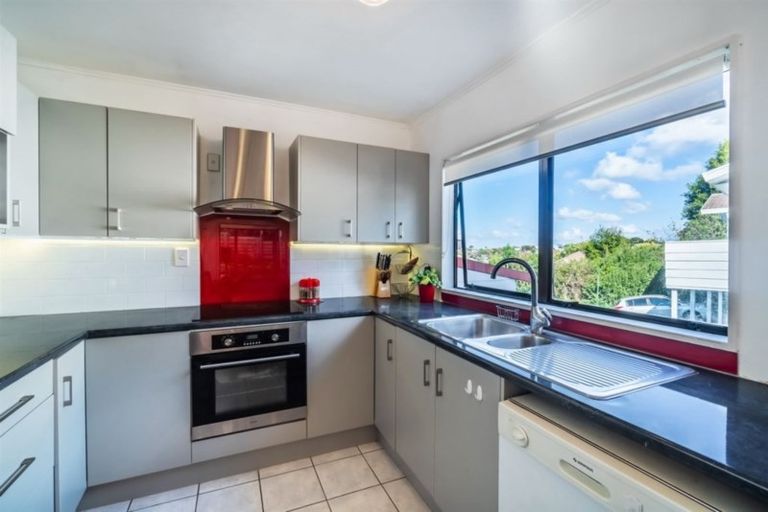 Photo of property in 1/10 Remus Place, Totara Vale, Auckland, 0629