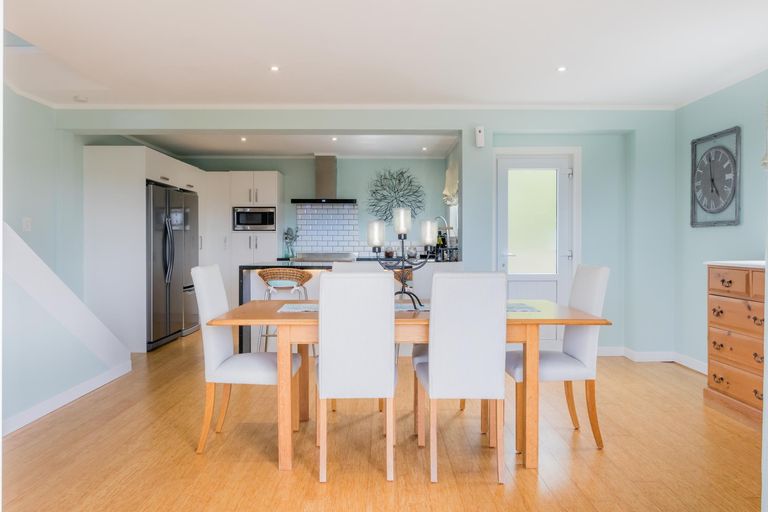 Photo of property in 24 Deirdre Place, Titirangi, Auckland, 0604