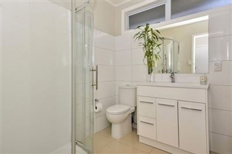 Photo of property in 2/51 Knightsbridge Drive, Forrest Hill, Auckland, 0620