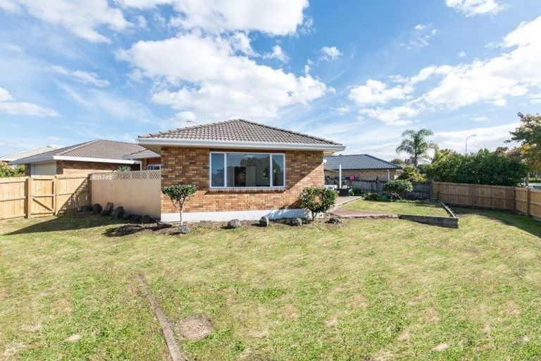 Photo of property in 1 Campian Place, Golflands, Auckland, 2013