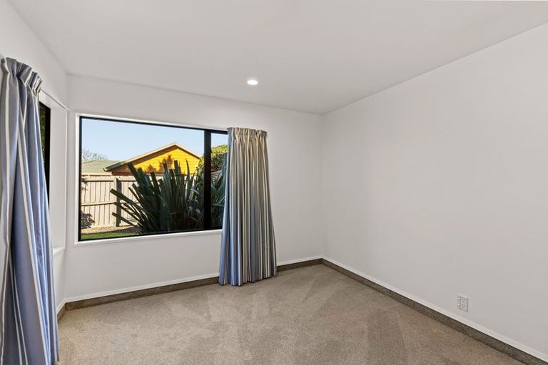 Photo of property in 28 Huntingdon Place, Avonhead, Christchurch, 8042