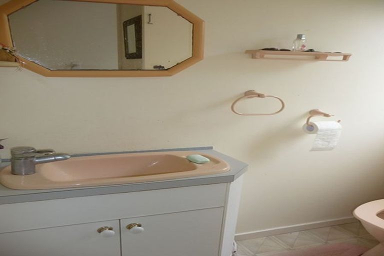 Photo of property in 2/16 Ronald Macken Place, Windsor Park, Auckland, 0632