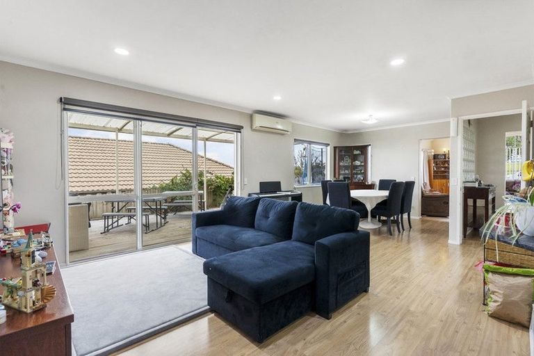 Photo of property in 24 Corta Bella Place, Golflands, Auckland, 2013