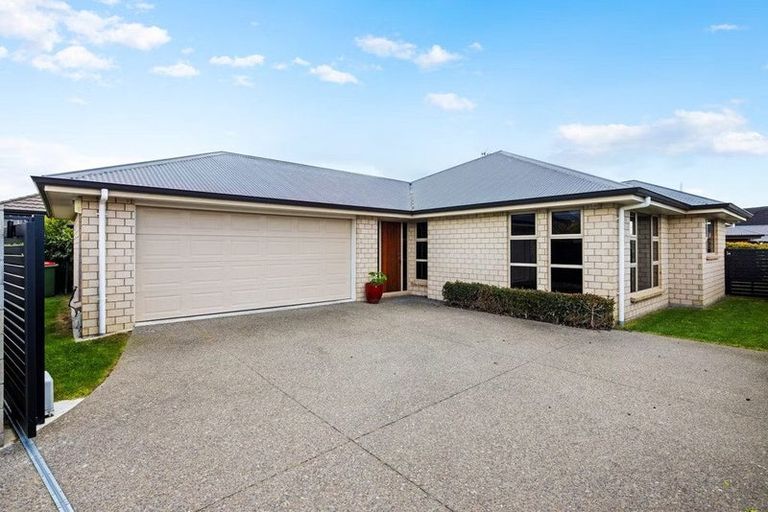 Photo of property in 18 Gibbston Close, Huntington, Hamilton, 3210