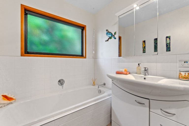 Photo of property in 1/12 Greenvalley Rise, Glenfield, Auckland, 0629