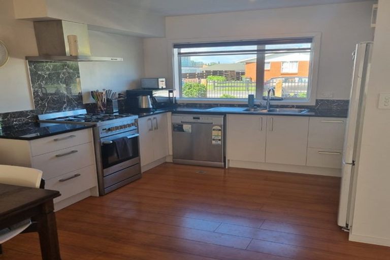 Photo of property in 1/1 June Place, Hamilton East, Hamilton, 3216