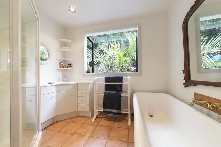Photo of property in 53 Rayner Road, Piha, New Lynn, 0772