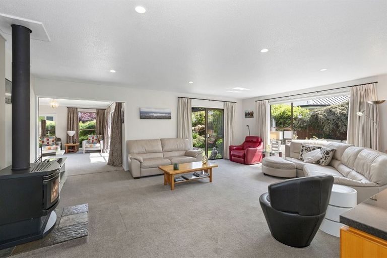 Photo of property in 21 Cricklewood Place, Avonhead, Christchurch, 8042