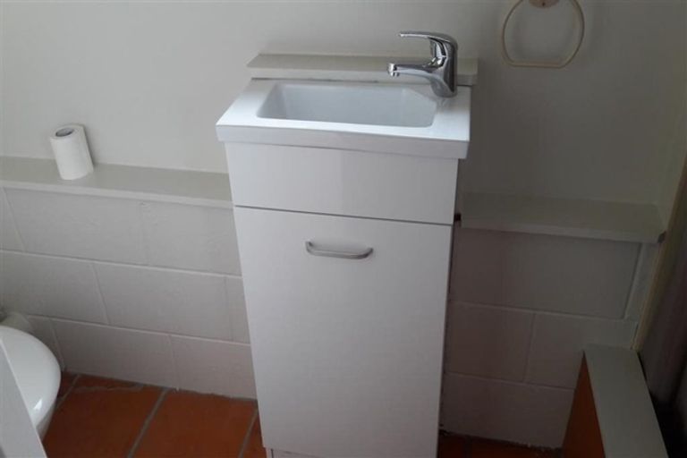 Photo of property in 19 Chivalry Road, Glenfield, Auckland, 0629