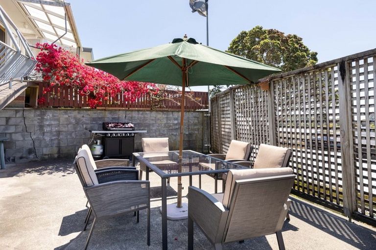 Photo of property in 52 Queens Road, Glen Avon, New Plymouth, 4312