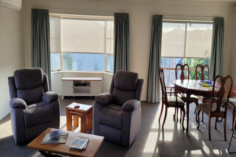 Photo of property in 15 Balmerino Grove, Waikanae, 5036