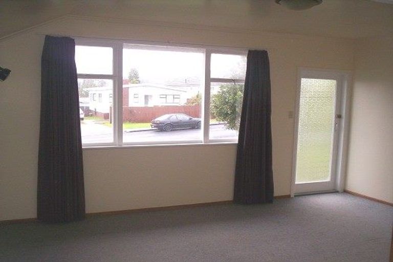 Photo of property in 26 Eastglen Road, Glen Eden, Auckland, 0602